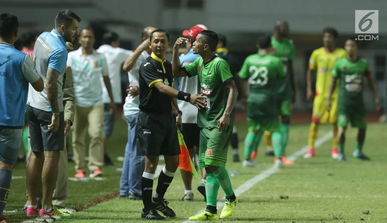 Gelandang PS TNI, M Abduh Lestaluhu (tengah) bersitegang dengan pelatih Bhayangkara FC, Simon Mc Menemy saat lanjutan Liga 1 Indonesia di Stadion Pakansari, Kab Bogor, Minggu (3/9). Bhayangkara FC unggul 1-0. (Liputan6.com/Helmi Fithriansyah)