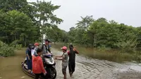 Jalan penghubung PALI-Prabumulih melalui jembatan Payu Putat, di Kelurahan Payu Putat Kecamatan Prabumulih Barat terendam banjir (Liputan6.com / Nefri Inge)