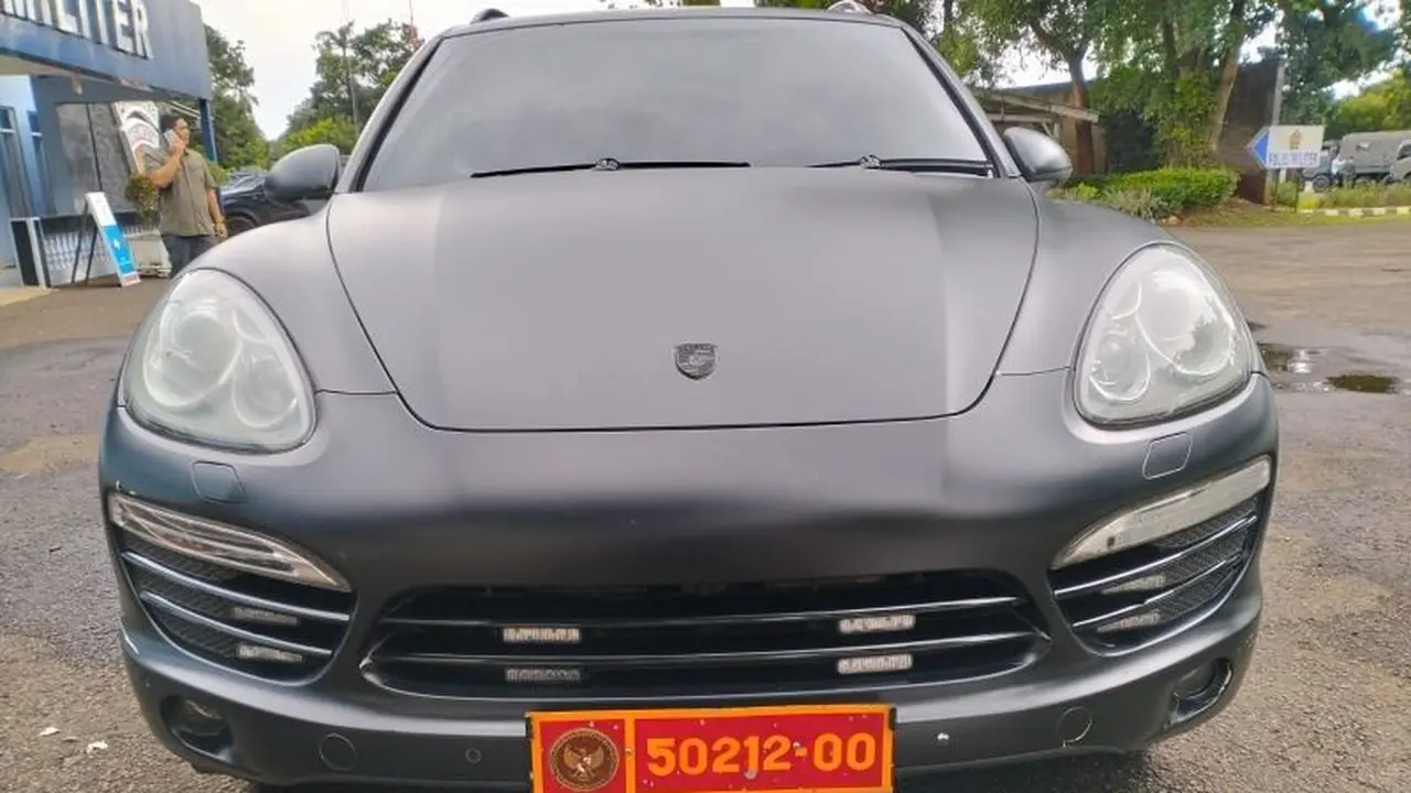 Porsche Cayenne yang menggunakan pelat nomor dinas palsu milik Kementerian Pertahanan