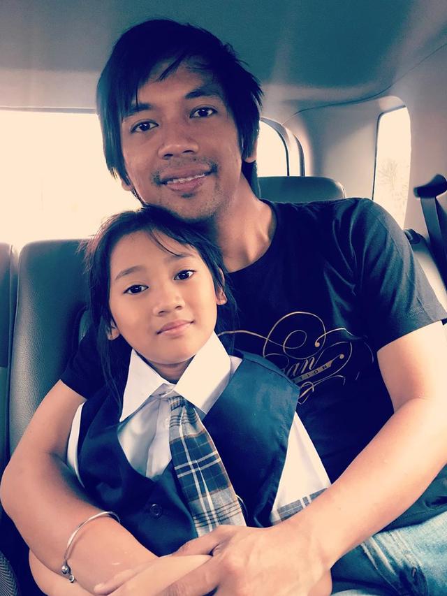 Rian D'Masiv antar anak ke sekolah