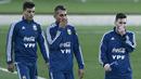 Gelandang Argentina, Lionel Messi, bersama rekan-rekannya saat latihan di Valdebebas, Madrid, Selasa (19/3). Latihan ini merupakan persiapan jelang laga persahabatan melawan Venezuela. (AFP/Benjamin Cremel)