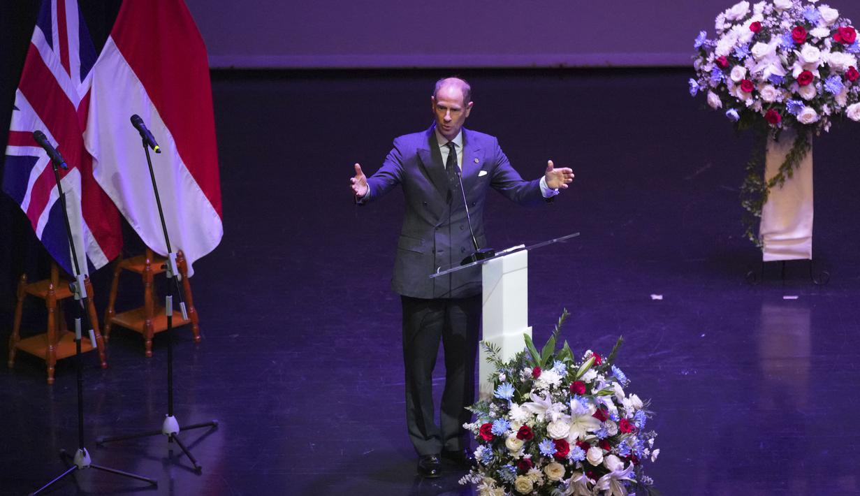 Pangeran Edward, Duke of Edinburgh, menyampaikan pidato saat penyerahan penghargaan Internasional Duke of Edinburgh di British School di Tangerang Selatan pada Jumat (24/11/2023). (Tatan Syuflana / POOL / AFP)