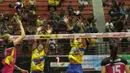 Pevoli Jakarta Pertamina Energi, Mari Stein, berusaha membalikan bola saat melawan Jakarta PGN Popsivo. Jakarta Pertamina Energi berhasil menang dengan skor 24-26, 25-17, 25-19, 25-22, 7-15. (Bola.com/Vitalis Yogi Trisna)