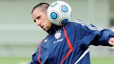 Gelandang Bayern Muenchen, Franck Ribery dalam sesi latihan tim di Munich, 6 Juli 2009. Ribery banyak dispekulasikan hengkang dari Bayern di bursa transfer musim panas. AFP PHOTO/OLIVER LANG