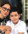 Sibuk dengan segala aktivitasnya menjadi penyanyi dangdut dang pebisnis, Inul Daratista ternyata tetap menjalankan kewajiban utamanya sebagai ibu. Terlihat dalam foto-foto bersama anaknya berikut ini. (Instagram/inul.d)