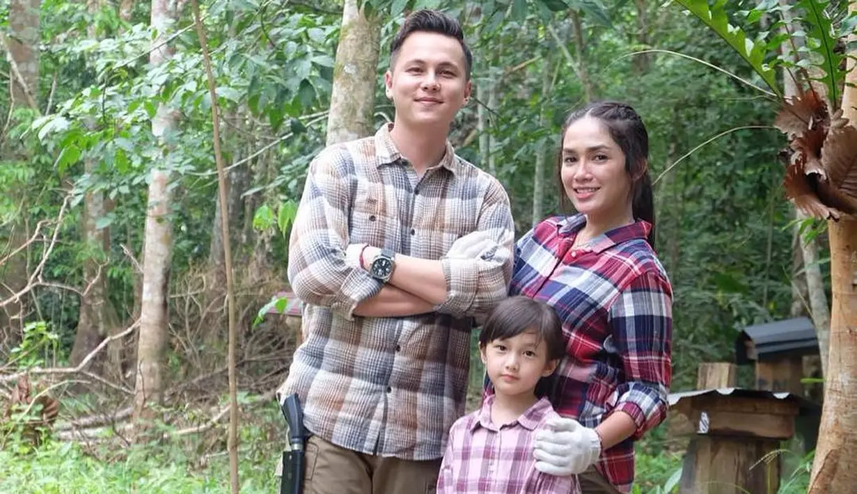 Ussy Sulistiawaty dan Andhika Pratama