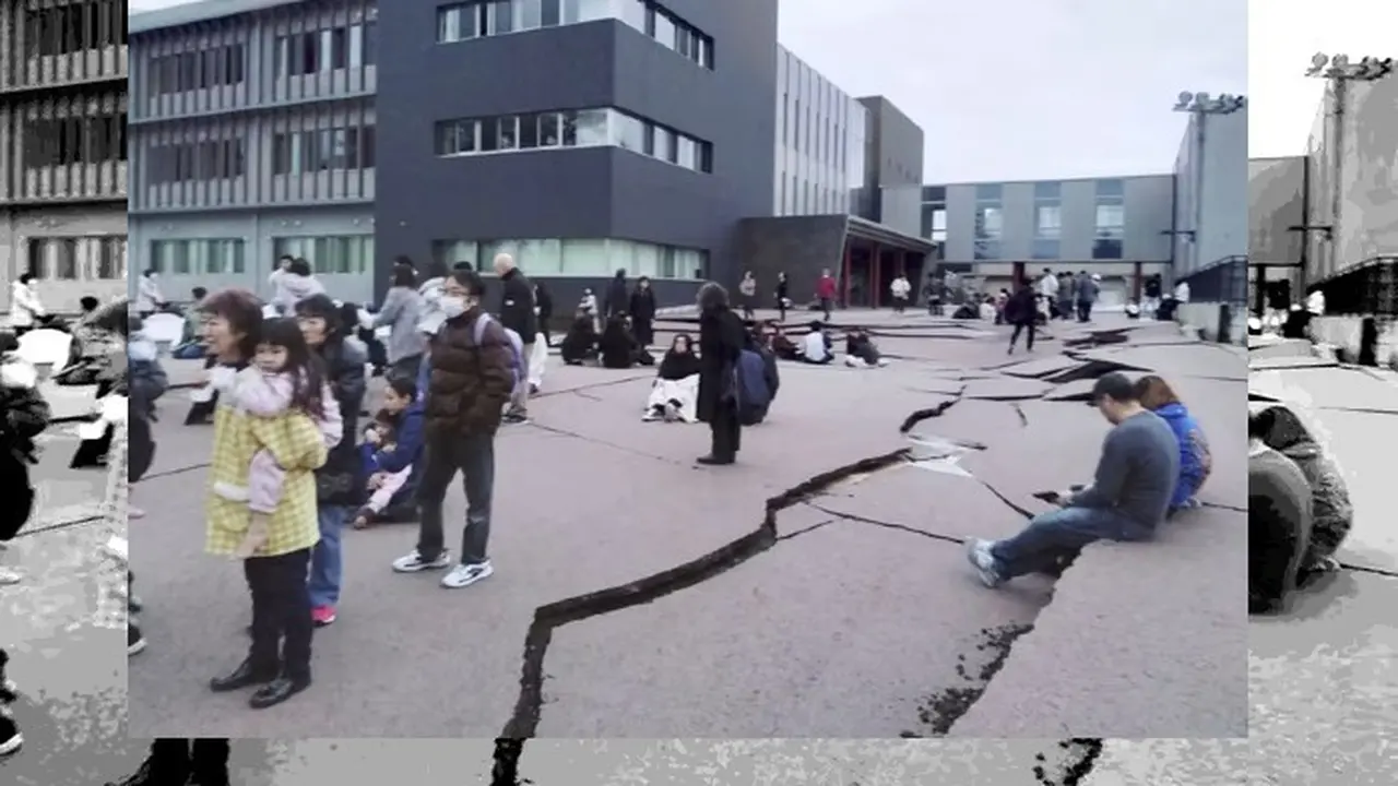 Retakan terlihat pada tanah usai gempa bumi di Wajima, Prefektur Ishikawa, Jepang, Senin (1/1/2024). Jepang mengeluarkan peringatan tsunami setelah serangkaian gempa kuat di Laut Jepang. (AP)