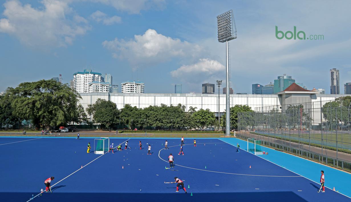 Suasana latihan timnas Hoki Putri Indonesia di Lapangan Hoki, Senayan, Jakarta, Selasa (2/4/2018). Tim Hoki terus melakukan adaptasi lapangan jelang Asian Games 2018. (Bola.com/Nick Hanoatubun)
