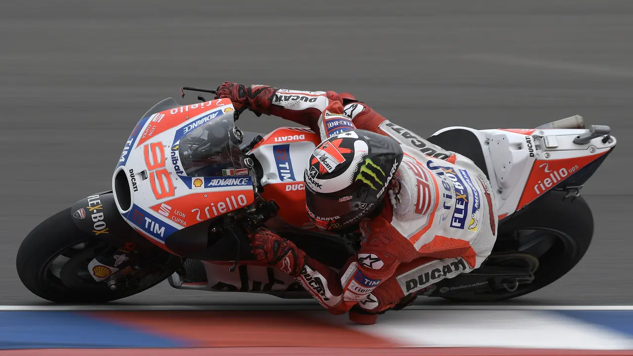 Pembalap Ducati pada MotoGP musim ini, Jorge Lorenzo, mengaku masih sering merasa seperti mengendarai Yamaha. 