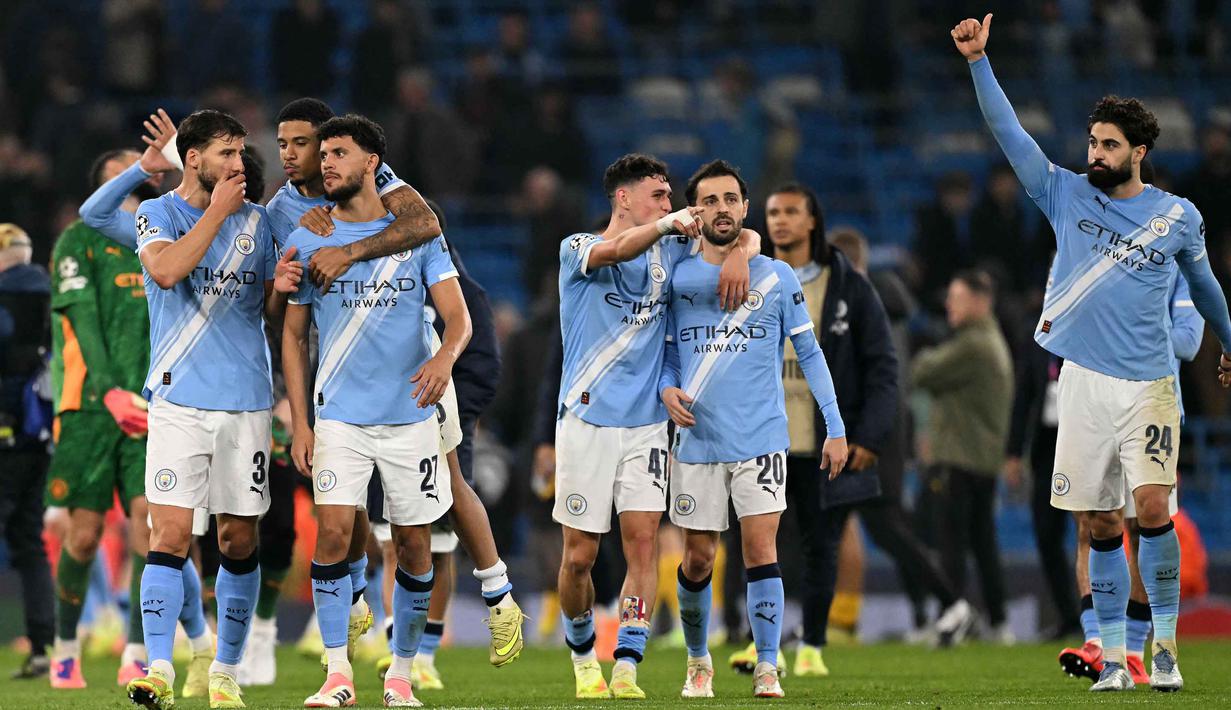 Manchester City tampil superior di Etihad Stadium dengan kemenangan besar 4-1 atas Borussia Dortmund dalam lanjutan fase liga Liga Champions 2025/2026. Tampak dalam foto, para pemain Manchester City, Ruben Dias, Savinho, Matheus Nunes, Phil Foden, Bernardo Silva, dan Josko Gvardiol bertepuk tangan kepada para penggemar usai pertandingan lanjutan fase liga Liga Champions 2025/2026 antara Manchester City dan Borussia Dortmund di Stadion Etihad, Manchester, Inggris barat laut, pada 5 November 2025 waktu setempat atau Kamis (6/11) dini hari WIB. (Oli SCARFF/AFP)