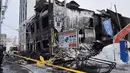 Garis polisi terpasang di depan sebuah panti jompo yang hangus dalam kebakaran di Sapporo, utara Jepang, Kamis (1/2). Pantai jompo tiga lantai dan terbuat dari kayu itu didirikan oleh organisasi sosial lokal Sapporo. (JIJI PRESS / AFP)