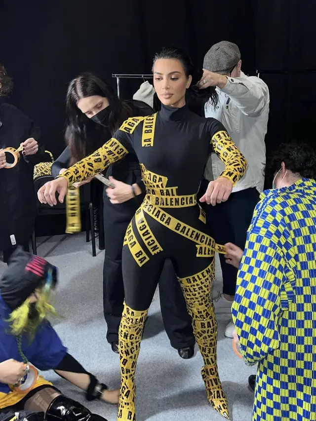Resmi Bercerai dengan Kanye West, Tubuh Kim Kardashian Dibalut Selotip Kuning Bertuliskan Balenciaga di Paris Fashion Week