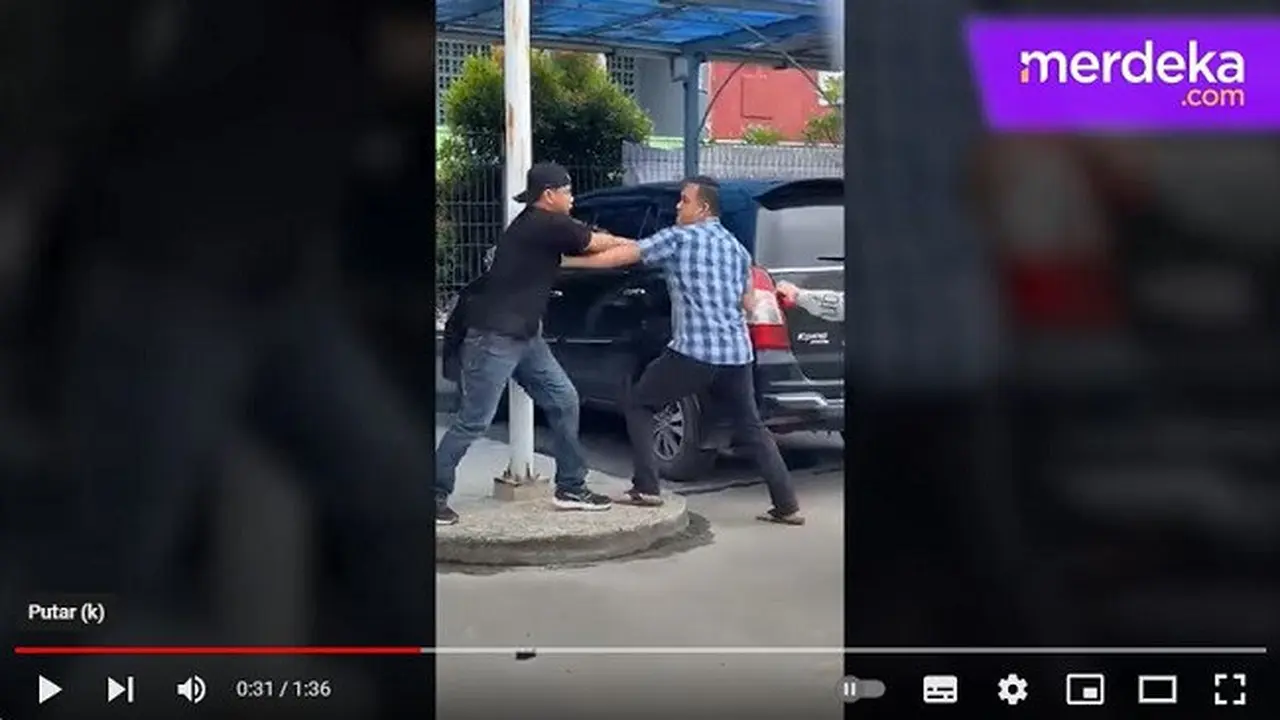 Dua debt collector diduga dianiaya oknum polisi di Palembang saat sedang menagih cicilan mobil. (sumber: YouTube MerdekaDotCom)