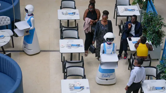 Menikmati Sensasi Makan Dilayani Robot Pelayan