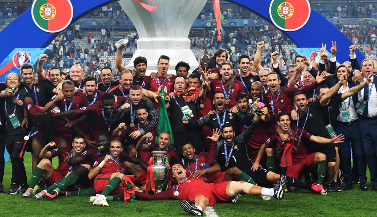 Pemain Portugal berpose dengan trofi Piala Eropa 2016 di Stade de France, Saint-Denis, Senin (11/7/2016) dini hari WIB. (AFP/Philippe Desmazes)
