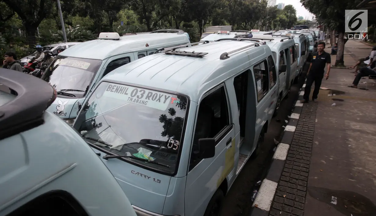 Sejumlah sopir angkot Tanah Abang melakukan aksi dengan memarkirkan angkotnya di depan Balai Kota DKI Jakarta, Rabu (31/1). Dalam aksinya mereka menolak penutupan Jalan Jatibaru. (Liputan6.com/Arya Manggala)