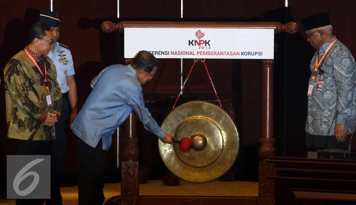 Wapres Jusuf Kalla memukul gong saat Pembukaan Konferensi Nasional Pemberantasan Korupsi Tahun 2015, Jakarta, Kamis (3/12). KNPK ini mengusung tema "Evaluasi dan Konsolidasi Seluruh Elemen Bangsa Dalam Pemberantasan Korupsi". (Liputan6.com/Johan Tallo) 