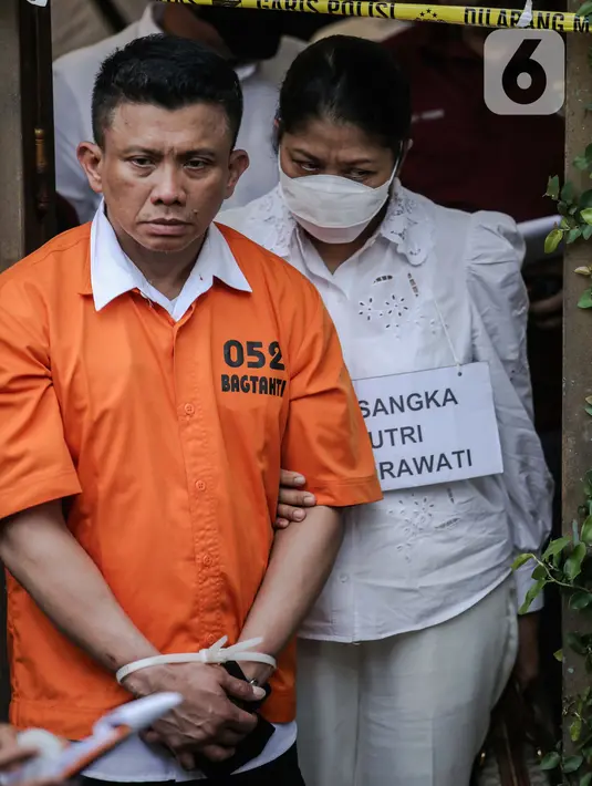 Irjen Ferdy Sambo bersama istrinya, Putri Candrawathi, saat rekonstruksi pembunuhan berencana terhadap Nofriansyah Yosua Hutabarat atau Brigadir J di rumah dinas Duren Tiga, Jakarta, Selasa (30/8/2022). Para petugas keamanan turut menjaga lokasi kedua yaitu rumah dinas Ferdy Sambo serta mengamankan jalanan yang akan digunakan reka adegan pembunuhan berencana Brigadir J. (Liputan6.com/Faizal Fanani)