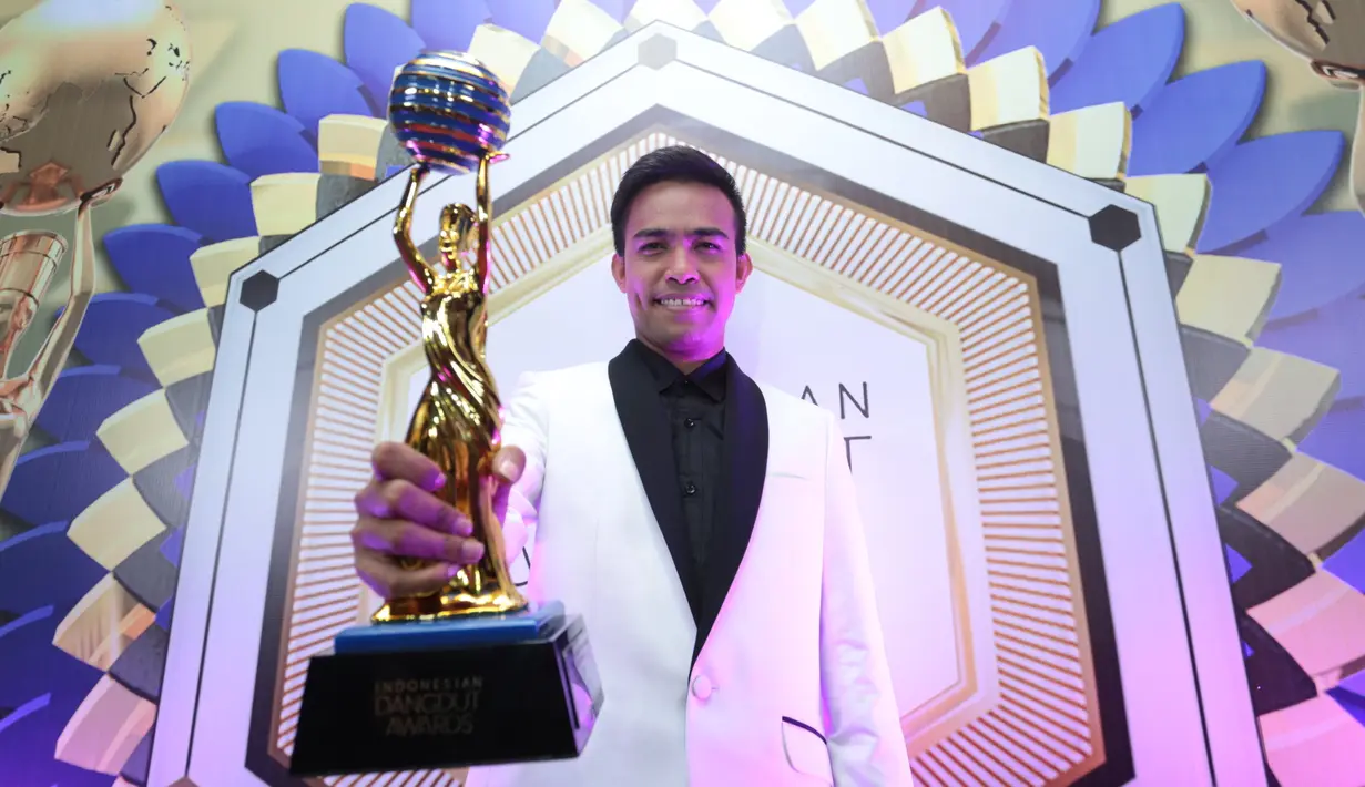 Selain meraih penyanyi Penyanyi Dangdut Pendatang Baru Pria Terpopuler di Indonesian Dangdut Awards (IDA) 2017, Fildan D'Academy juga menyabet dalam kategori khusus. Sebagai Penyanyi Dangdut Sosial Media Darling. (Deki Prayoga/Bintang.com)