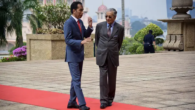 Keakraban Jokowi dan PM Mahathir di Malaysia