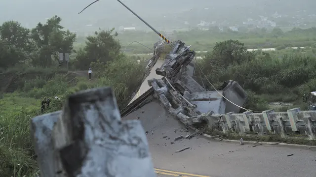 Taiwan Diguncang Gempa Kuat, Jembatan Kaoliao Runtuh