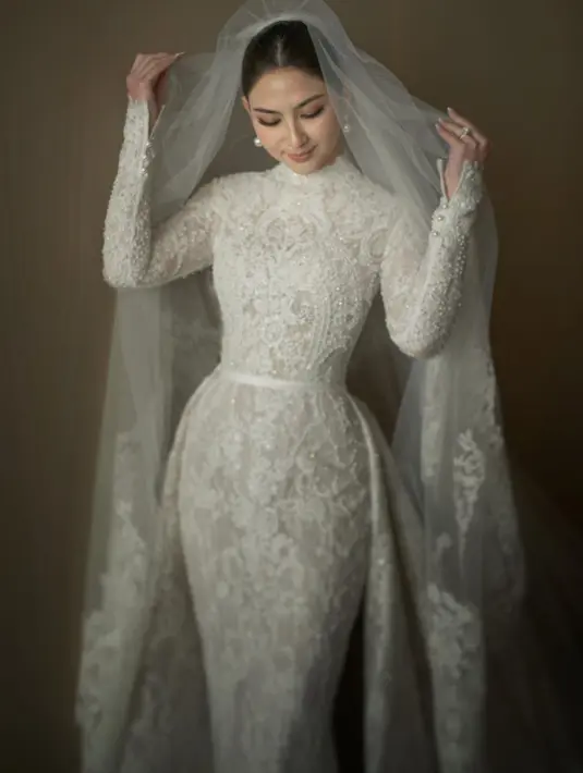 Jessica Mila terlihat elegan dengan gaun pengantin klasik berkerah tinggi dan full renda rancangan Yefta Gunawan. [Foto: IG/yeftagunawan].