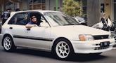 Toyota Starlet EP81 atau Starlet Kapsul berwarna putih menjadi salah satu mobil kesayangan yang dimilikinya. (Source: Instagram/@desta80s)