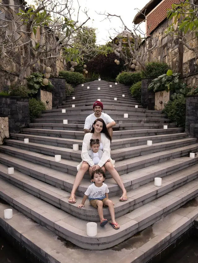 Jelang Melahirkan, Ini 6 Momen Liburan Dahlia Poland Bareng Suami dan Buah Hati