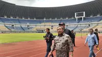 Wakil Wali Kota Bandung, Yana Mulyana saat memantau kondisi Stadion GBLA, Bandung belum lama ini. (Bola.com/erwin snaz)