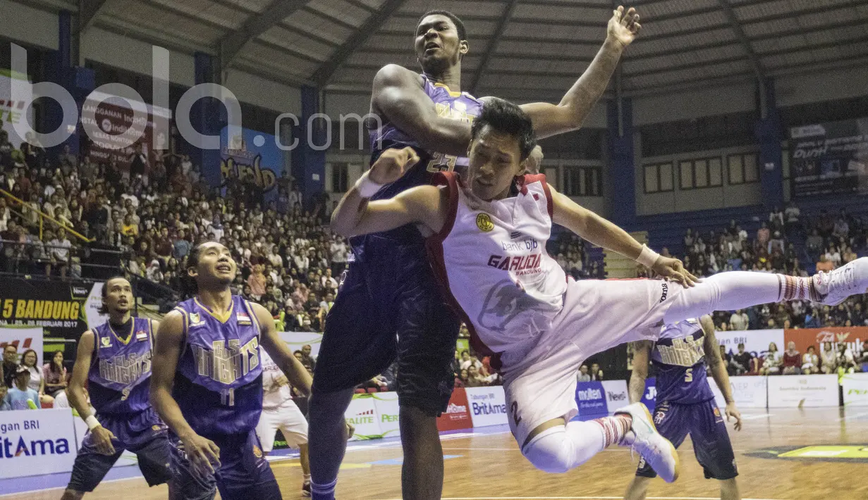 Pebasket Garuda Bandung, Januar Kuntara, berebut bola dengan pemain CLS Knights pada laga IBL Regular Season 2017 di C-tra Arena Bandung, Jawa Barat, Minggu (26/2/2017). Garuda kalah 54-57 atas CLS. (Bola.com/Vitalis Yogi Trisna)