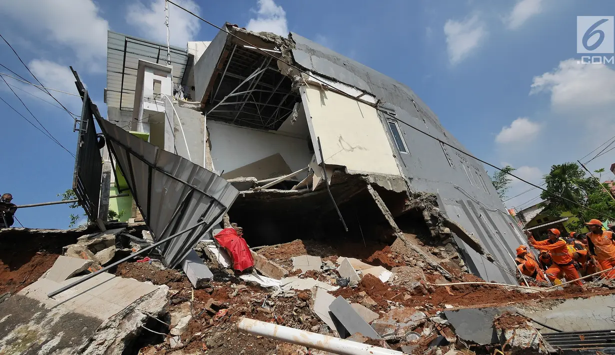 Petugas membersihkan puing longsor di kawasan Perumahan Pesona Kali Sari, Pasar Rebo Jakarta, Selasa (27/11). Dalam pembersihan tersebut, para petugas dibantu oleh satu unit alat berat yakni ekskavator. (Liputan6.com/Herman Zakharia)