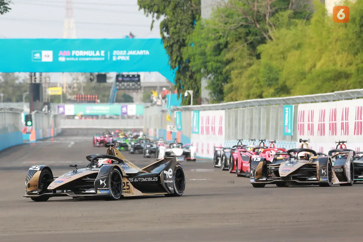 Foto: Manuver Cantik Mitch Evans jelang Akhir Balapan jadi Penentu Kemenangan atas Jean-Eric Vergne di Formula E Jakarta 2022