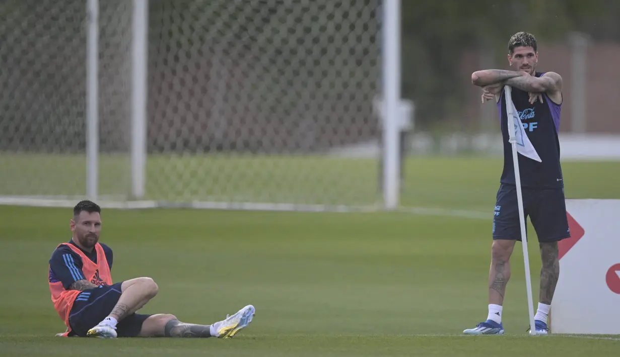 Pemain Timnas Argentina, Lionel Messi (kiri) dan Rodrigo De Paul, dalam sesi latihan yang berlangsung di Ezeiza, Buenos Aires, Rabu (11/10/2023) WIB. (AFP/Juan Mabromata)