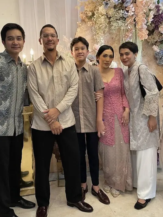 Sementara Angga, mengenakan kemeja warna pastel dipadukan celana dan pantofel hitamnya. Dengan mengenakan kacamata. [@ficzze]