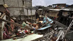 Kondisi rumah yang rubuh akibat banjir di kawasan muara baru, Jakarta, Jumat (13/2/2015). Sebanyak 33 rumah di muara baru Jakarta Utara mengalami kemiringan parah dan 2 buah rumah ambruk akibat banjir. (Liputan6.com/Faizal Fanani)