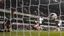 Kiper Spurs, Michel Vorm, hanya bisa terpaku saat pemain Arsenal, Mathieu Flamini, menjebol gawangnya  dalam laga putaran ketiga Piala Liga Inggris di Stadion White Hart Lane, Inggris, Kamis (24/9/2015) dini hari WIB. (Reuters / Toby Melville)