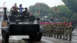 KSAL  Laksamana Ade Supandi saat memeriksa pasukan, Cilandak, Jakarta Selatan, Kamis (2/4/2015). Ade Supandi mendapat gelar Warga Kehormatan Korps Marinir. (Liputan6.com/Yoppy Renato)