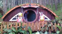 Wisata di sini tak kalah menarik dengan yang lain karena terdapat rumah hobbit. (Doc: Instagram.com/Khamdaninur)