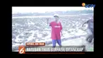 Hasil panen menurun gara-gara hama, petani Banyumas, Jawa Tengah, gotong royong basmi tikus dengan cankul dan linggis.