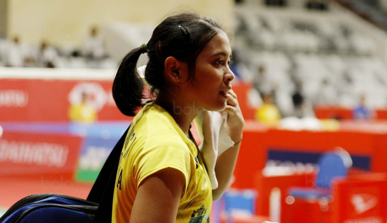 Pebulutangkis Indonesia, Gregoria Mariska, saat melawan pebulutangkis Denmark, Sofie Holmboe Dahl, pada laga Indonesia Masters 2018 di Istora Senayan, Selasa (23/1/2018). Gregoria menang 21-12 dan 21-13 atas Sofie Holmboe. (Bola.com/M Iqbal Ichsan)