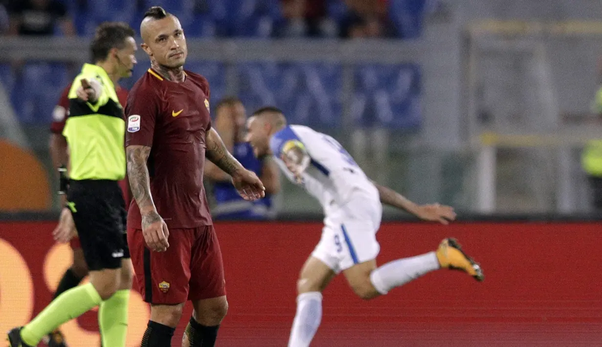 Pemain Roma, Radia Nainggolan kecewa saat timnya kebobolan lewat gol Mauro Icardi pada lanjutan Serie A di Olympic Stadium, Roma (26/8/2017). Inter menang 3-1. (AP/Andrew Medichini)