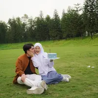 Istri Alvin Faiz Henny Rahman baru saja merayakan ulang tahun ke-29. Pada perayaan ulang tahun kali ini, mantan istri Zikri Daulay itu mengenakan seragam SMA. Berikut beberapa potret keseruannya. [Instagram/alvin_411]