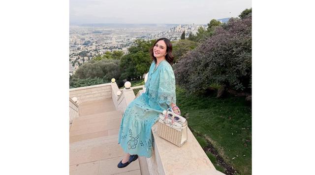 6 Gaya Shandy Aulia saat kunjungi masjid Al-Aqsa, menawan mengenakan blus brokat biru mint