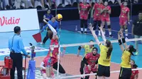 Jakarta Electric PLN menang atas Petrokimia Pupuk Indonesia dengan skor 3-2 (21-25, 26-24, 21-25, 25-23, 15-9) dalam laga lanjutan putaran dua seri Bandung di GOR Jalak Harupat, Soreang, Kabupaten Bandung, Minggu (9/2/2025) malam. (Bola.com/Erwin Snaz)