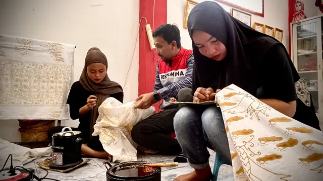 Pihak PT Pertamina Hulu Energi (PHE) tengah melihat proses pembuatan batik tulis yang dilakukan oleh warga binaan di Lapas Perempuan Kelas IIB Jambi.