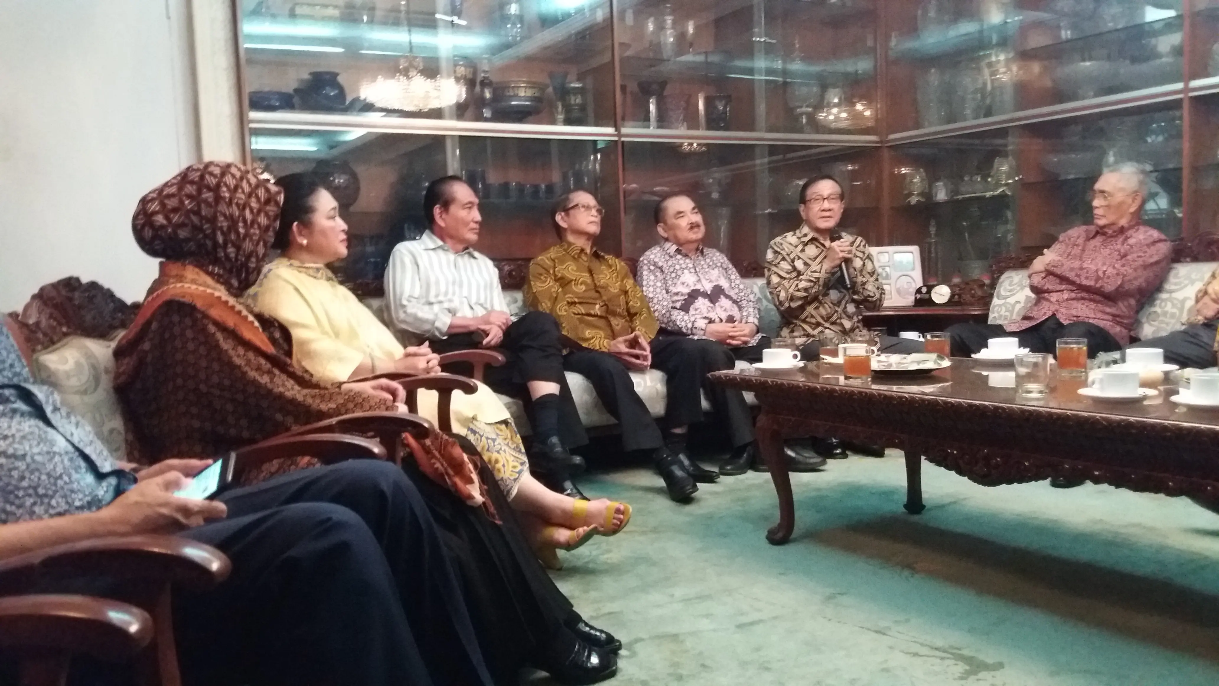 Sejumlah sesepuh Partai Golkar menghadiri pertemuan dengan Siti Hediati Hariyadi atau Titiek Soeharto di Jalan Cendana, Menteng, Jakarta. (Liputan6.com/Hanz Jimenez Salim)