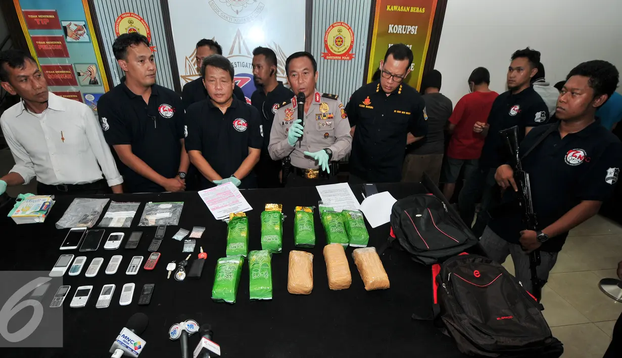 Ditnarkoba Bareskrim Polri saat menggelar rilis pengungkapan sindikat narkotika internasional Malaysia-Indonesia, Jakarta, Senin (18/1). Ditnarkoba berhasil mengamankan barang bukti shabu sebanyak 10kg dan 100 butir ecstasy. (Liputan6.com/Yoppy Renato)