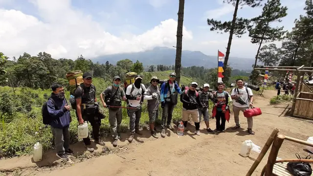 Para pendaki bersiap menjajal trek menantang jalur pendakian Puncak Sagara, Garut, Jawa Barat.