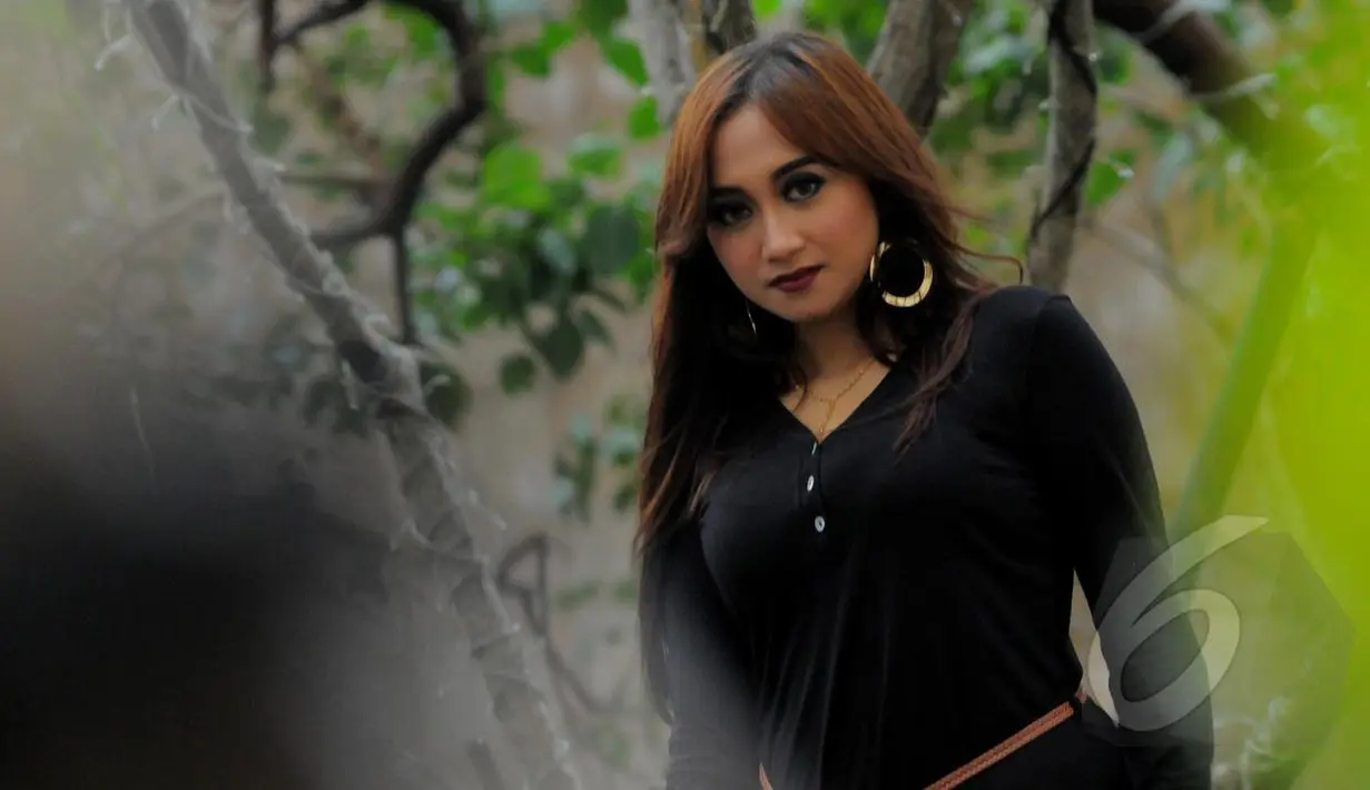 Septy Sanustika selalu tampil mengenakan hijab di berbagai kesempatan. Akan tetapi setelah sang suami tersandung masalah korupsi, ia pun memutuskan melepas hijab karena tawaran pekerjaan. (Faisal R Syam/Liputan6.com)