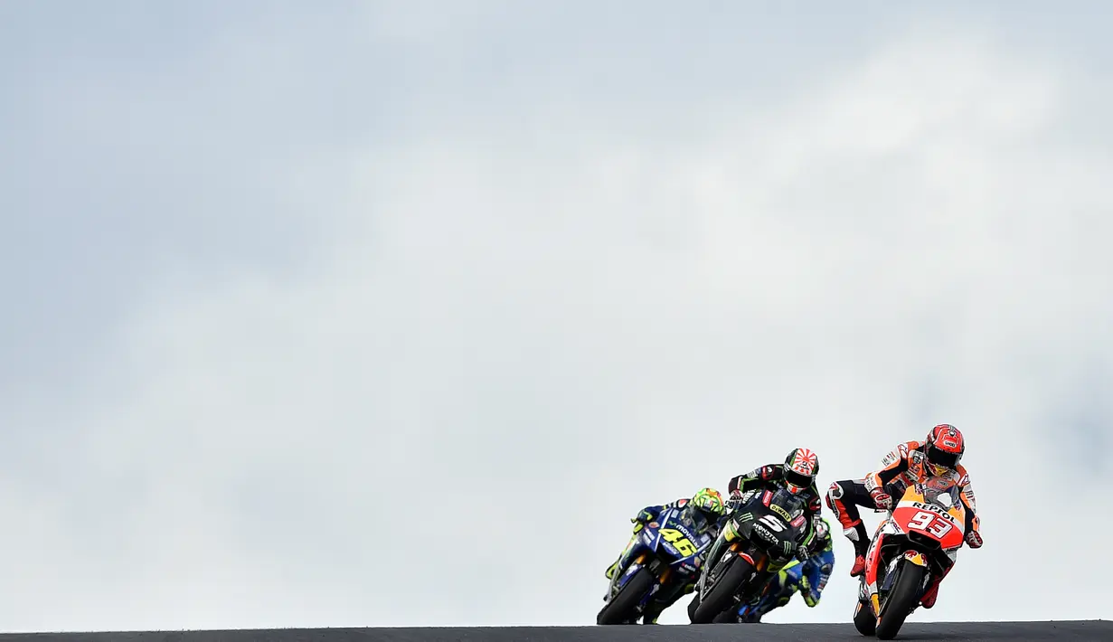 Pembalap Repsol Honda, Marc Marquez memimpin balapan MotoGP Australia saat berlangsung di Phillip Island (22/10). Balapan berjalan semakin seru saat menyisakan delapan lap lagi. (AFP Photo/Paul Crock)